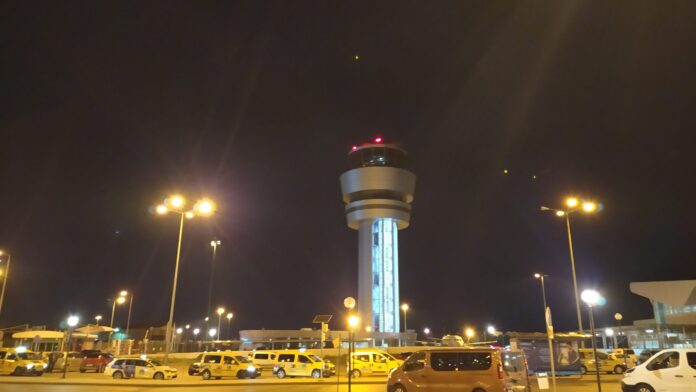Самолет кацна аварийно на летище София, пиян пътник опитал да отвори вратата