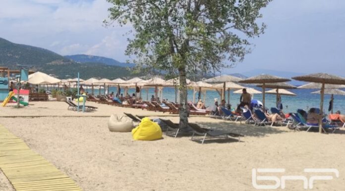 В Гърция арестуват родители, оставили без надзор децата си на плажа