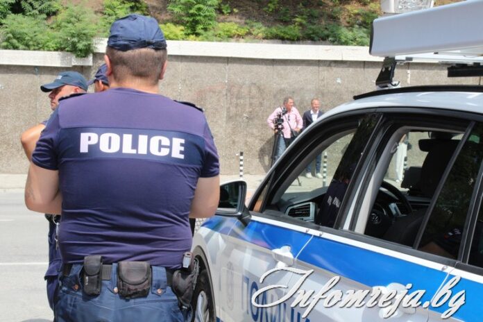 Пиян водач облече полицейска униформа, за да избегне проверка
