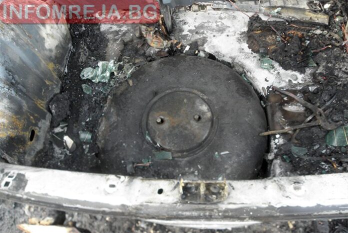 Две коли горяха в Русе, разследват палеж, микробус пламна в Пернишко