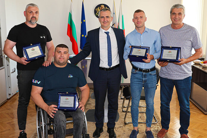 Почетни плакети за Ружди Ружди и Християн Стоянов, донесли два златни медала на България