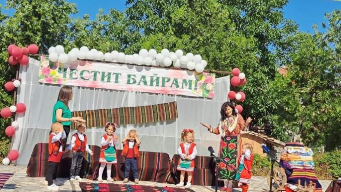 Първи фолклорен фестивал в детска градина - село Дебрен