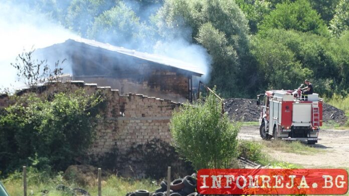 Два автомобила, трактор и бали сено изгоряха при пожар в Катунци