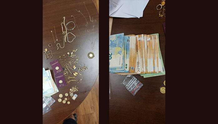Задържаха мъже за телефонна измама, взели 48 000 лв.