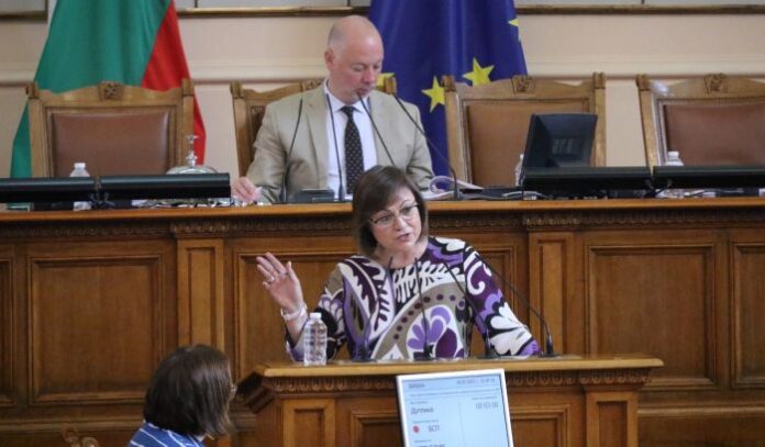 Нинова: За пръв път в историята финансов министър се отказва от бюджет