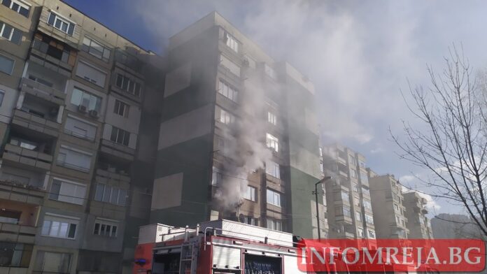 Пожар горя в жилищен блок в София