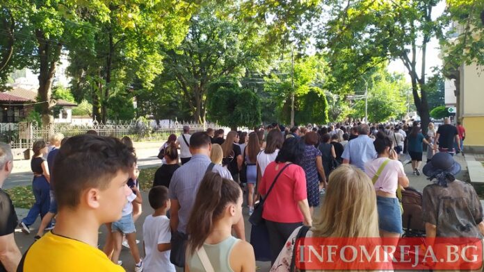 Над 500 кюстендилци подкрепиха зверски нарязаното момиче от Стара Загора