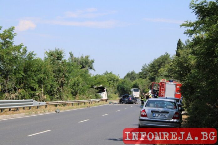 Кола се заби в автобус на Е-79 край Струмяни, загина водачът на автомобила