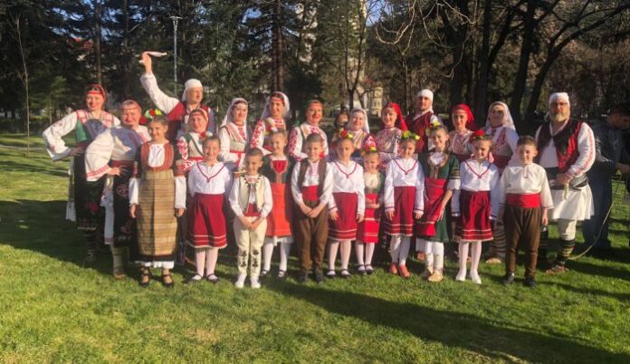 Деца и родители танцуват български хора в центъра на Кюстендил