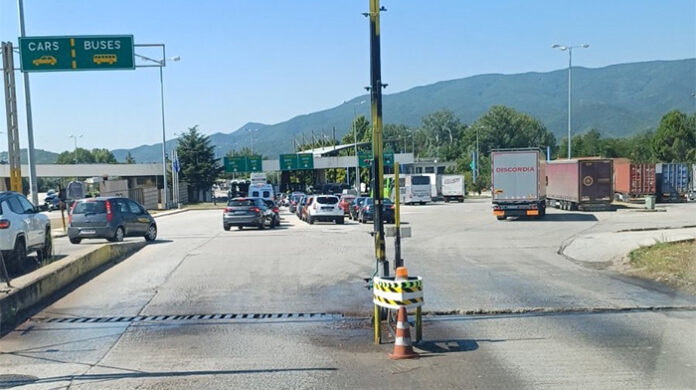 За 15 минути се минава границата с Гърция през Кулата, за 20 - през Маказа