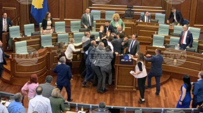 Бой между управляващи и опозиция в косовския парламент