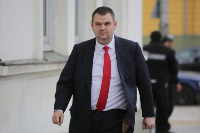 Пеевски: Само мога да се усмихна на политическия проект на Гешев