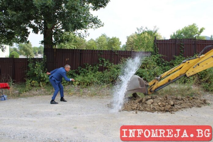 Навръх Илинден кметът на Благоевград "свърза два квартала" с "благословена" улица