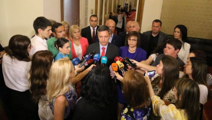Нинова: Сигнализираме ДАНС и викаме службите в парламента за сайта „Миротворец“