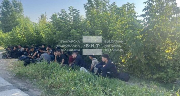 Задържаха 34 нелегални мигранти на входа на София