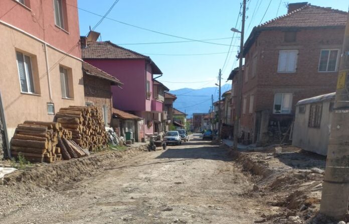 Ремонтират уличната мрежа в община Гърмен