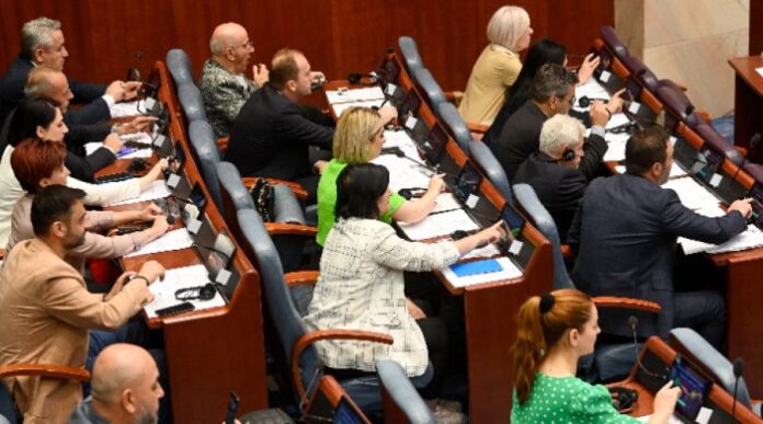 Парламентът в Скопие започва обсъждане на конституционните промени