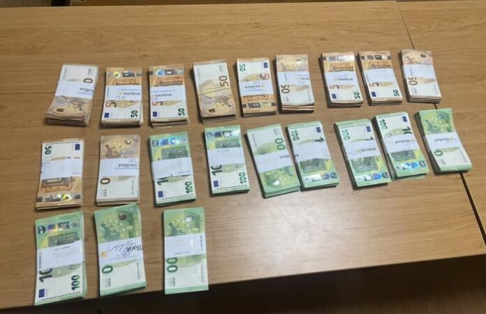 Откриха недекларирана валута за над 300 000 лв., натъпкана в две чанти с багаж