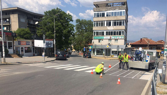 Нова хоризонтална маркировка полагат в Петричко
