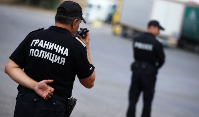 Откриха 2-годишно дете в багажника на кола на Дунав мост