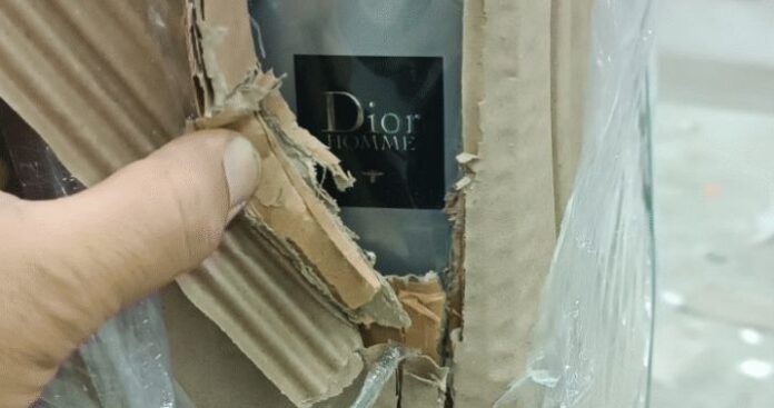 Водач замаскира 3700 „маркови“ парфюма в камион със строителни материали