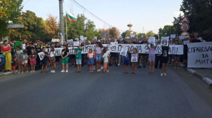 Заради убития младеж: Хора от цялата страна на национален протест в Цалапица