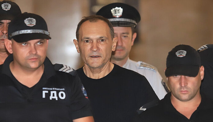 Васил Божков остава в ареста