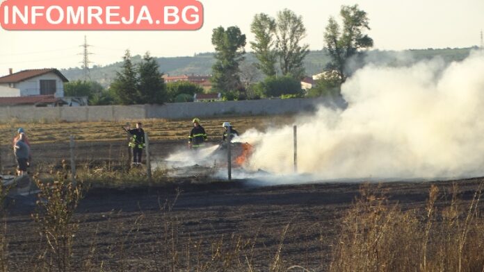 Горяха бали сено в Драката, небрежността пали полетата