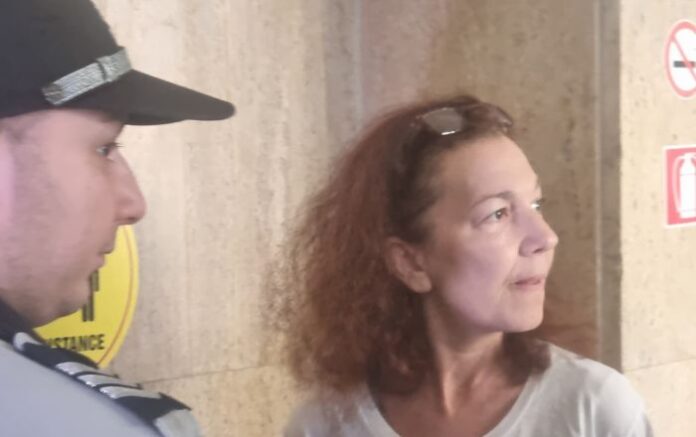 Майката, обвинена, че е изхвърлила детето си от кола: Невинна съм!