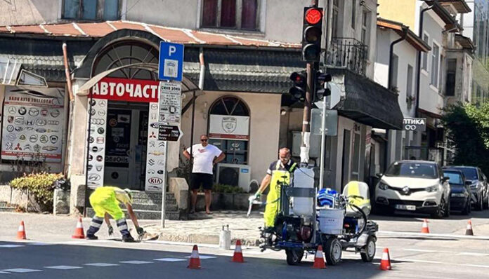 Освежават пътната маркировка в Разлог