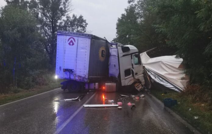 Мъж загина след тежка катастрофа между два тира край Самоводене