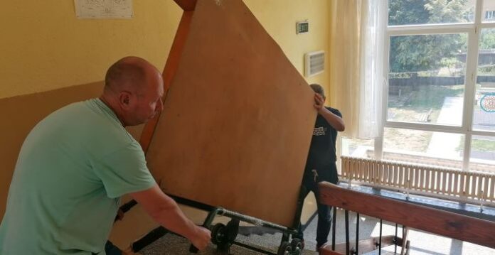 Вече ремонтират и втория етаж на детската градина в Корница