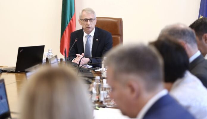 Денков: Токът няма да поскъпне до средата на 2024 г.
