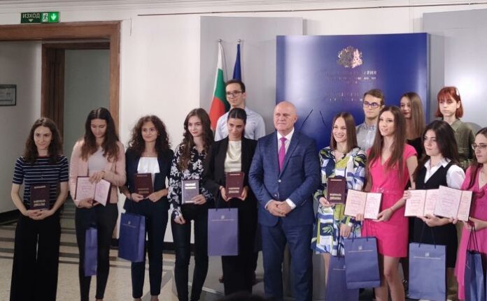 16 пълни отличници получиха „Национална диплома“