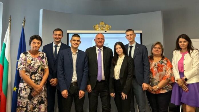 МОН и Националният ученически парламент ограничават агресията в училище