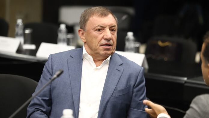 Алексей Петров бил с трима души охрана при стрелбата