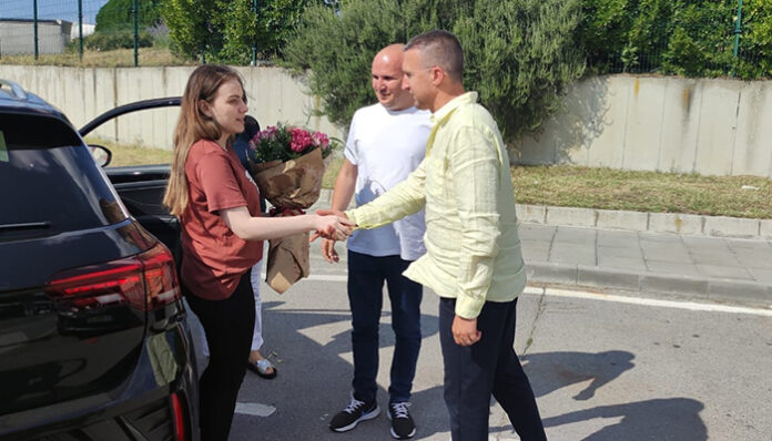 Само кмет и евродепутат посрещнаха Нургюл, тя пътува с автобус до България