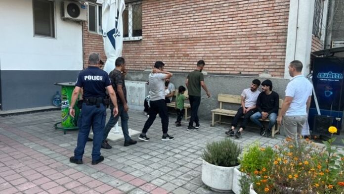 Заловиха група мигранти в Бургас, сред тях - деца и бременни жени