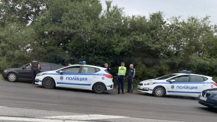 Заловиха 30 нелегални мигранти на входа на София