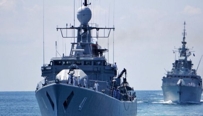 Кораби на руския и китайския флот патрулират съвместно в Тихия океан