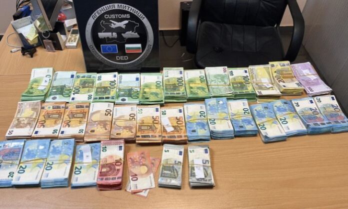 Турчин скри валута за над 390 000 лева в хладилник на камион
