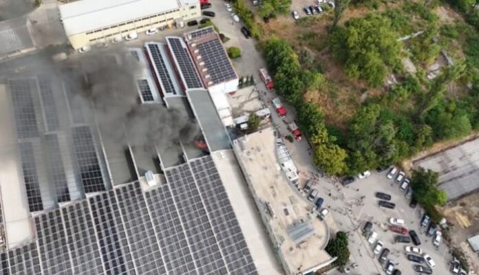 Пожар гори в производствена сграда в Пловдив