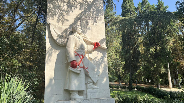 Поругаха паметника на Съветската армия в Стара Загора