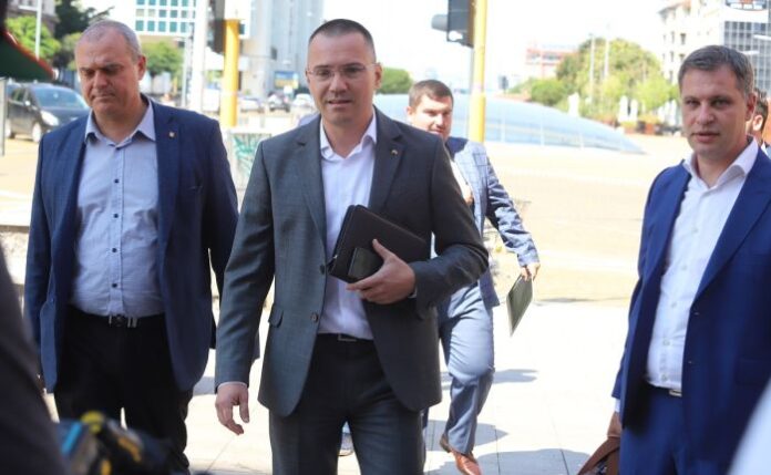 ВМРО иска от Радев да наложи вето на "интимната връзка"