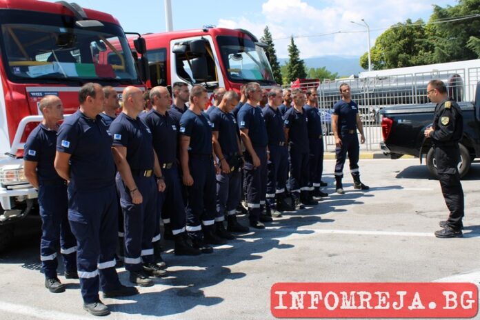 Директорът на благоевградската пожарна повежда огнеборци към Гърция