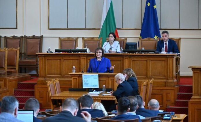 Нинова към хората: Употребиха протеста ви – предложенията ви са юридическа неграмотност