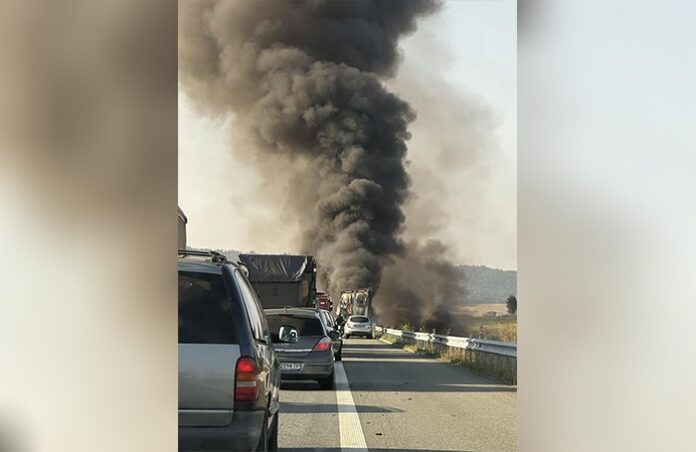 Тир се самозапали на АМ "Струма" край Делян