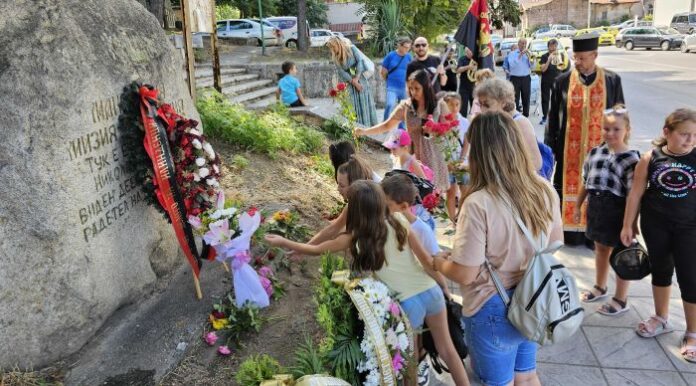 Дупничани сведоха глави пред паметната плоча на Никола Малашевски