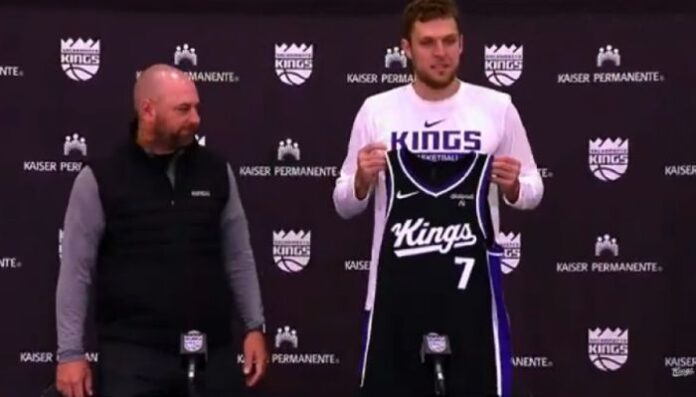 Везенков бе представен официално като играч на Сакраменто Кингс