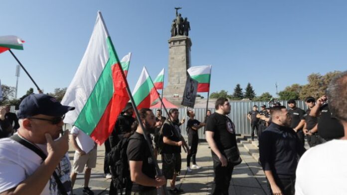 С изгаряне на съветски знамена противници на МОЧА поискаха премахването му